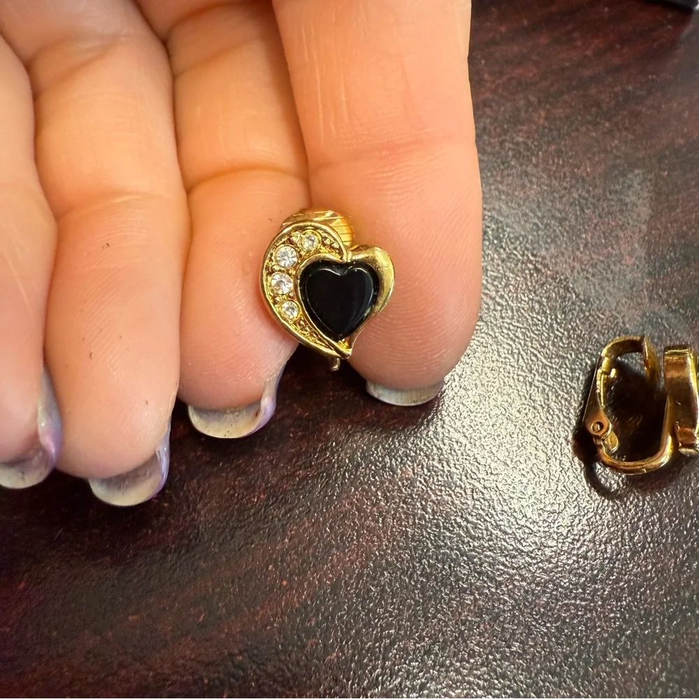 Avon Onyx Heart Clip Earrings goldtone/black/crystals NIB vintage 1994